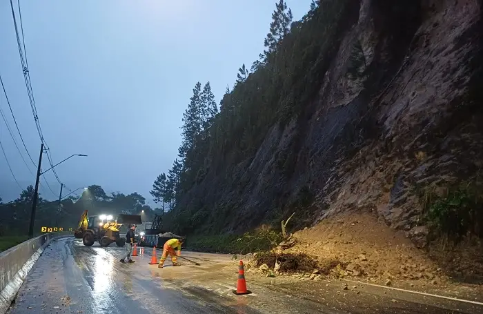 Choveu, fechou; De novo, Serra Antiga da Tamoios é interditada após deslizamento de terra!