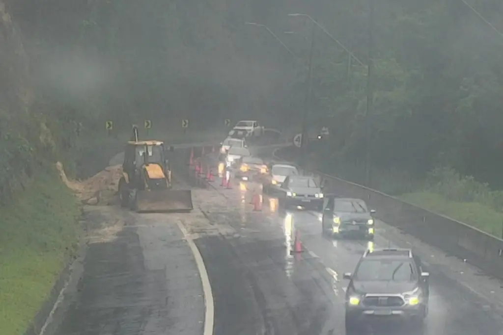 Deslizamento na Rodovia dos Tamoios interdita pista na Serra Antiga em Caraguatatuba