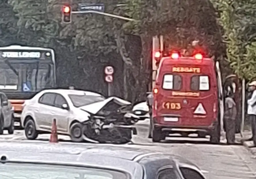 Acidente envolvendo dois carros atinge poste e complica trânsito na Av. Juscelino Kubitschek, em São José