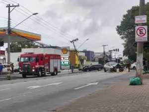 Acidente envolvendo dois carros atinge poste e complica trânsito na av. Juscelino Kubitschek