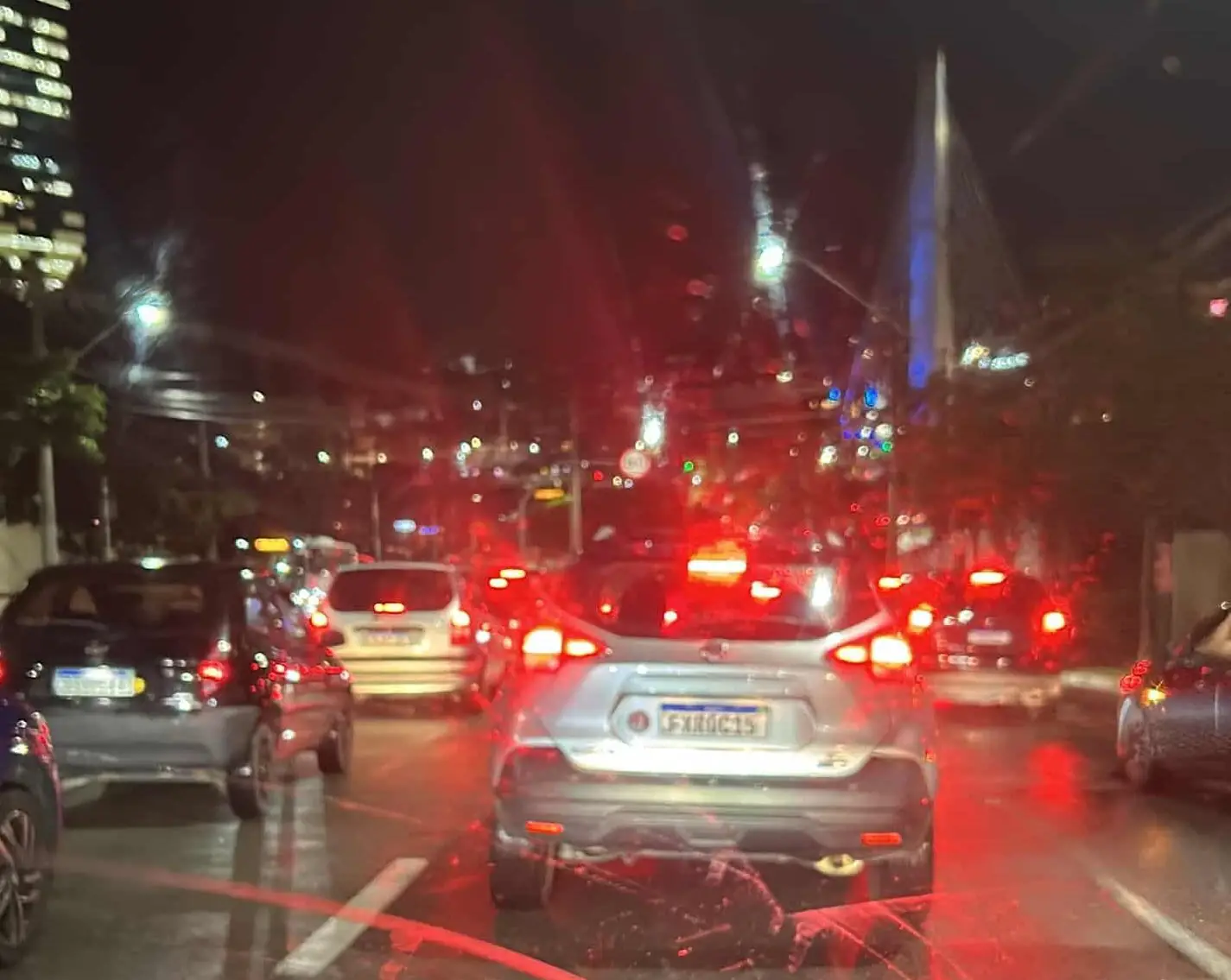 Falta de sincronismo em semáforo sob a ponte estaiada provoca congestionamento