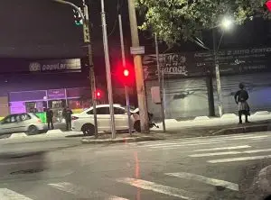 Motorista avança sinal e causa acidente na avenida JK em São José dos Campos