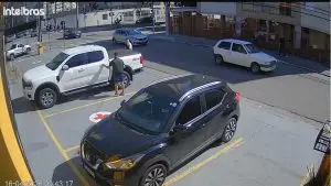 Câmeras de segurança registraram tentativa de furto no bairro Parque Industrial, em São José dos Campos.