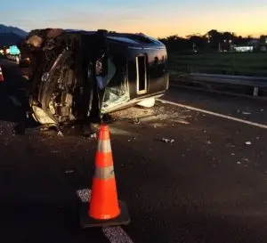 Equipes de resgate atendem vítimas após tombamento de veículo