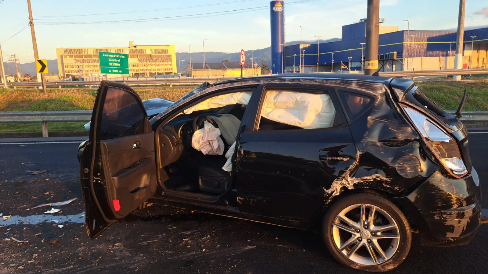 Equipes de resgate atendem vítimas após tombamento de veículo 