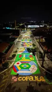 Moradores se unem para pintar ruas e manter tradição da Copa em São José dos Campos/ Foto: @copa_rua6