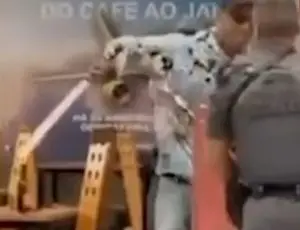 Em surto, homem com espada é contido pela PM no Aeroporto de Viracopos, em Campinas