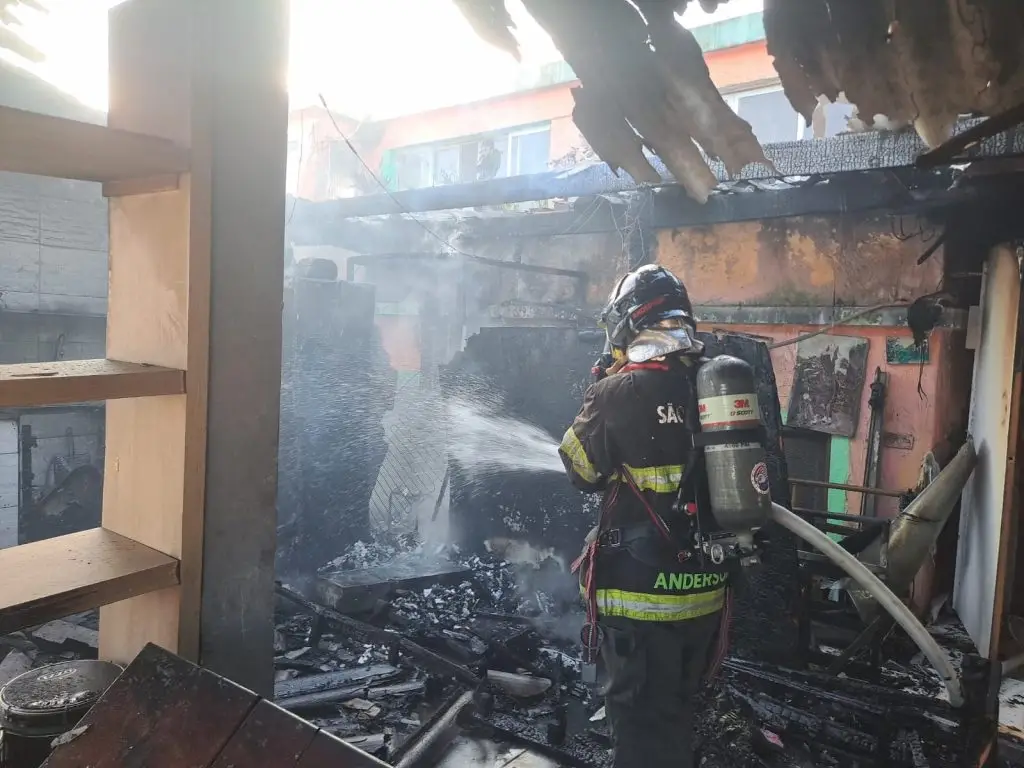 Incêndio em residência deixa homem ferido na Praia das Palmeiras, em Caraguatatuba