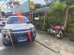 Motociclista sem habilitação é detido após fuga e acidente em Guaratinguetá