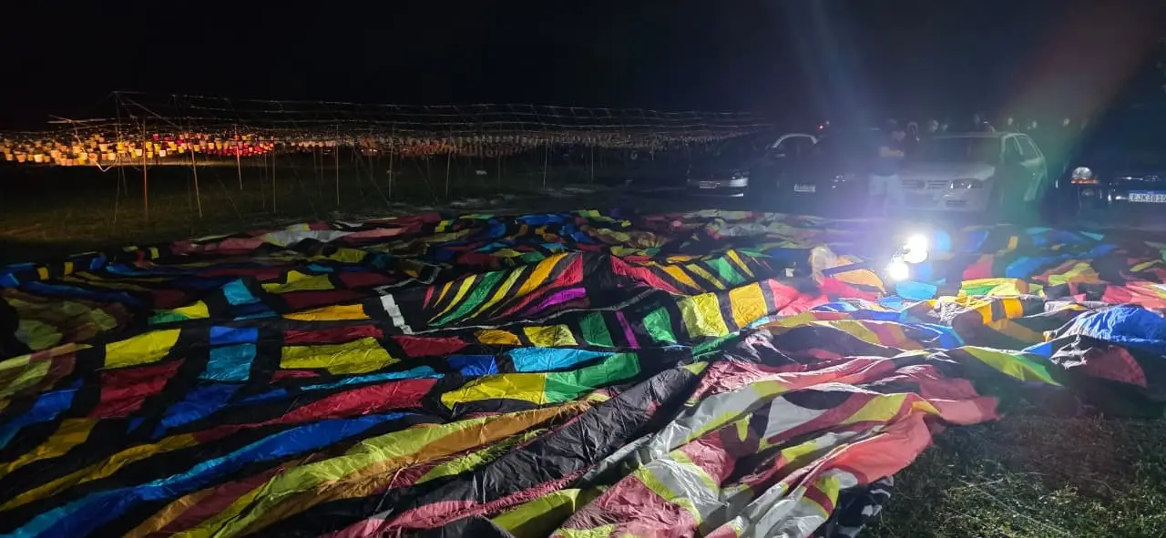 GCM apreendeu balões e interrompeu evento clandestino em Jacareí.