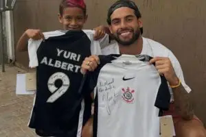 Yuri Alberto encontra fã mirim em São José dos Campos após vídeo viralizar