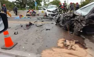 Colisão frontal entre carros deixa duas vítimas graves no Contorno Sul da Tamoios