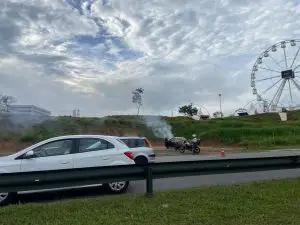 Princípio de incêndio em carro complica trânsito no Anel Viário em São José