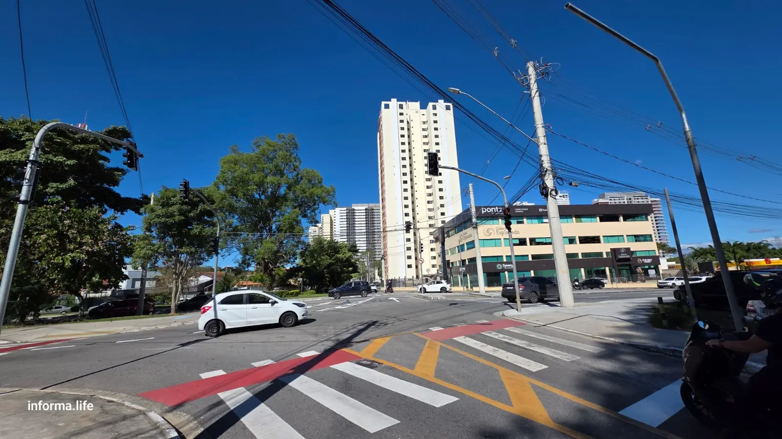 Semáforos são instalados em cruzamento com alto índice de acidentes no Jardim Esplanada, em São José