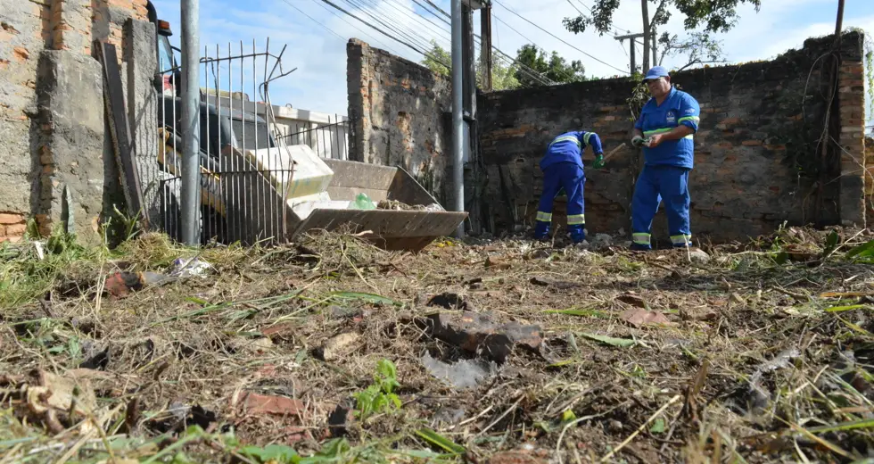 Terreno com mato alto em São José dos Campos é limpo após decisão judicial e uso de oito caminhões