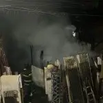 Bombeiros combateram incêndio em residência de madeira na noite deste sábado, em Caraguatatuba