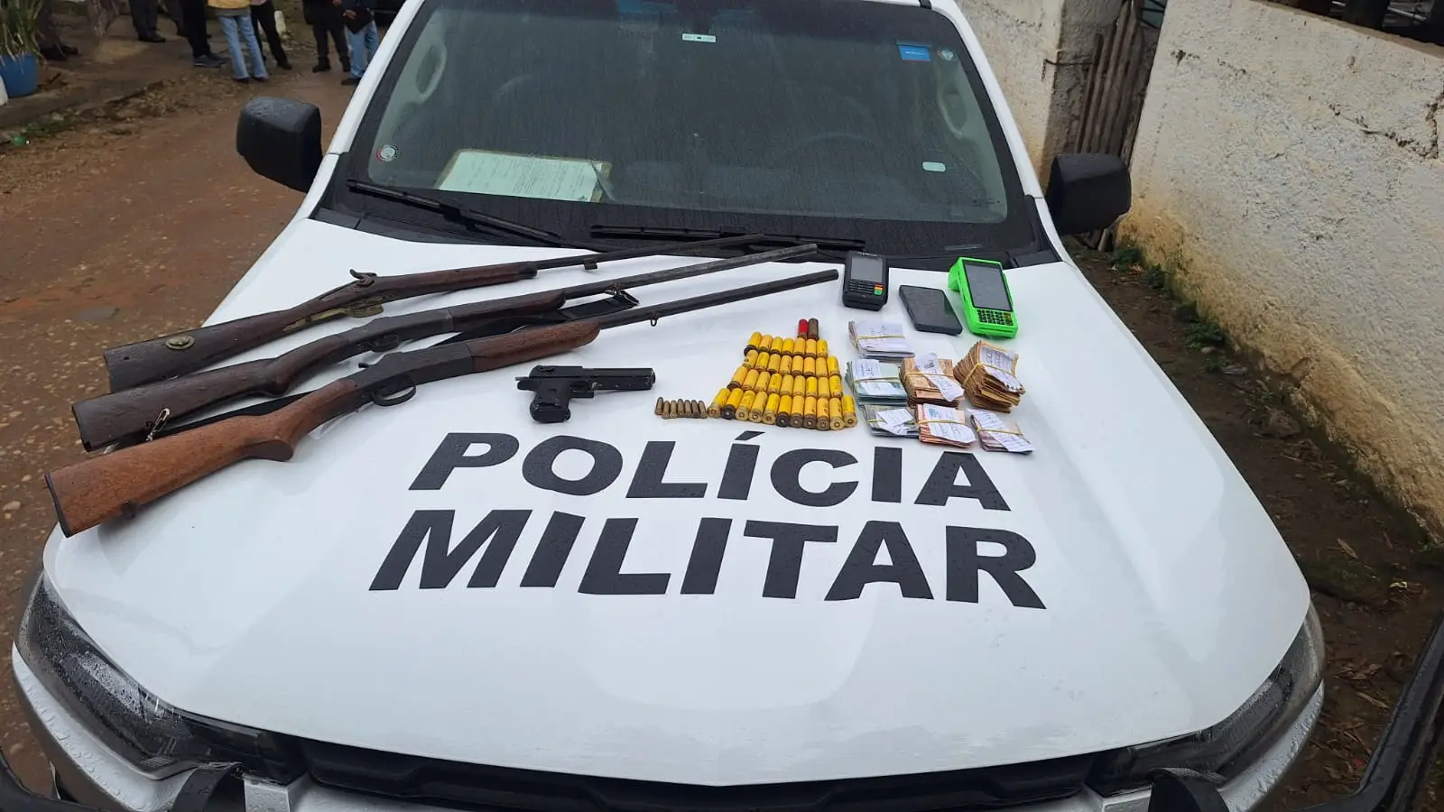 Operação da Polícia Militar Ambiental apreendeu armas, carnes impróprias e aves silvestres em Jacareí.