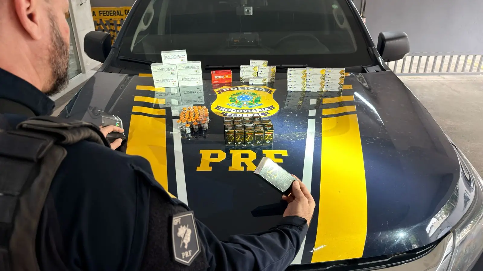 Produtos estavam escondidos em fundo falso no porta-malas de veículo abordado pela PRF