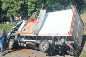 Colisão traseira entre caminhão e ônibus causou interdição parcial