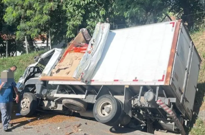 Colisão traseira entre caminhão e ônibus causou interdição parcial