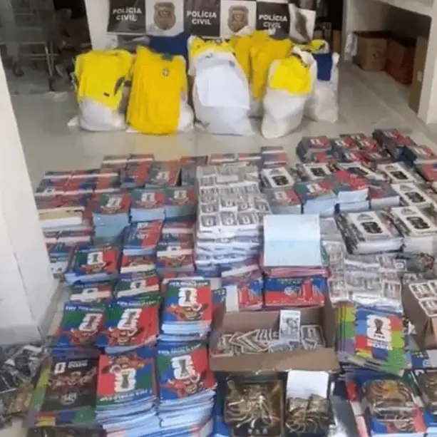 Operação contra pirataria apreende 85 mil álbuns e figurinhas falsas da Copa em SP
