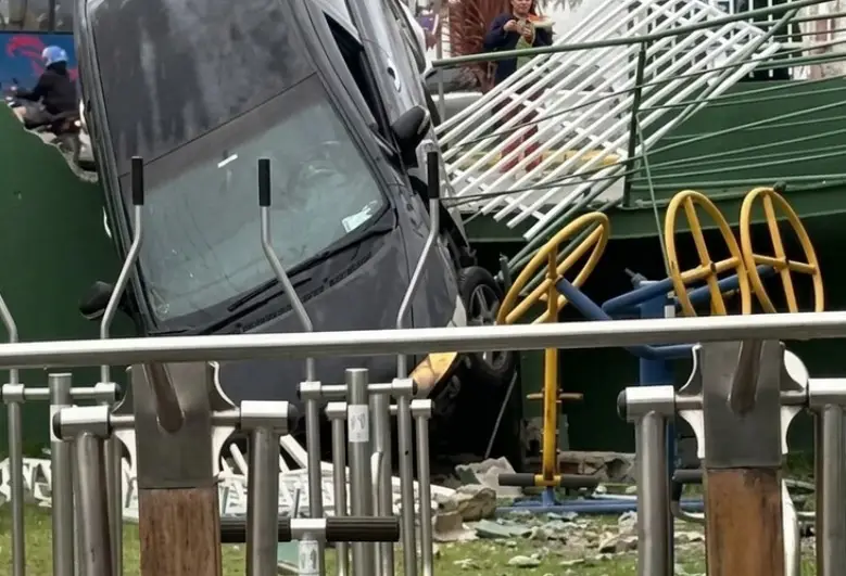 Motorista perde controle e invade área de recreação em unidade educacional de Ilhabela