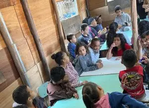 Evangelização em casa na comunidade: palavra de Deus leva esperança às crianças, que vivem felizes pelas vielas