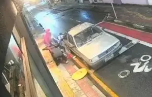 Criminosos invadem loja de motos e furtam veículos elétricos no centro de Pindamonhangaba