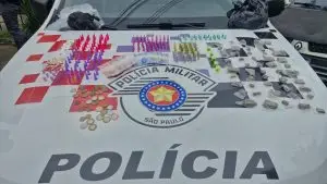Força Tática localiza drogas escondidas em muro de ferro-velho na comunidade Santa Cruz II