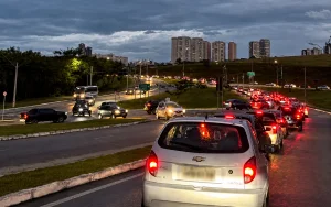 Após a nova ligação com Jacareí, o principal corredor da região oeste enfrenta aumento no fluxo, congestionamentos e pressiona o avanço de obras e contrapartidas viárias