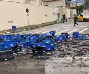 Carga de cerveja cai de caminhão e complica trânsito na avenida Itabaiana