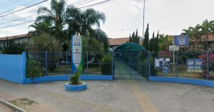 Professora encontra caco de vidro em copo de água dentro de sala de aula e Prefeitura suspende três alunos em São José dos Campos