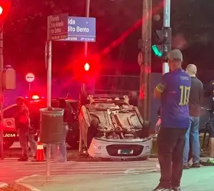 Carro capota após colisão em cruzamento do Jardim Morumbi e interdita via em São José dos Campos