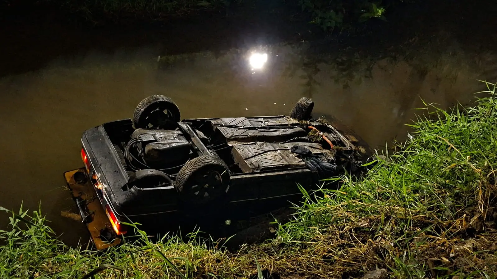 Carro com quatro ocupantes cai no córrego Vidoca no Aquarius durante a madrugada