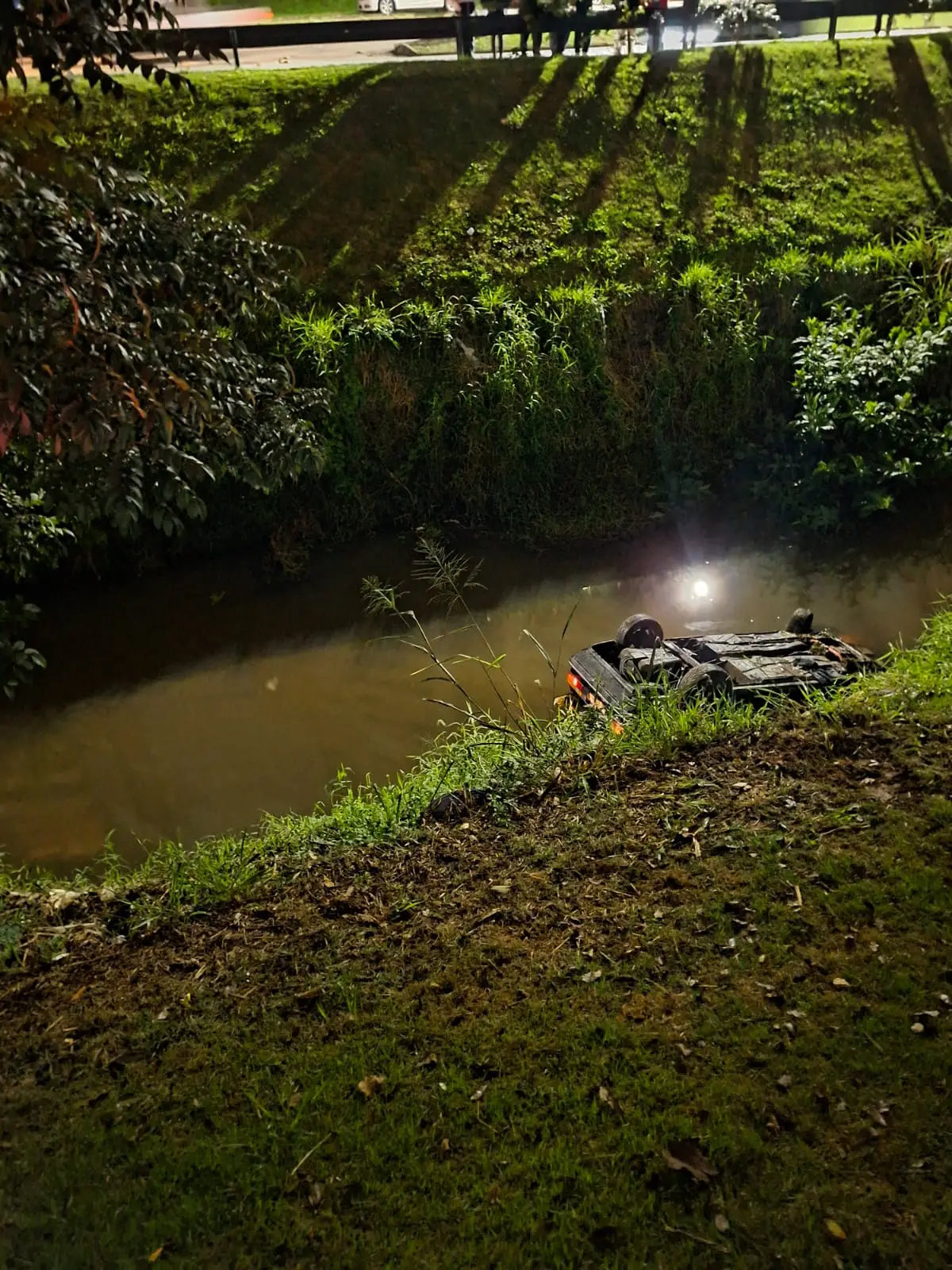 Carro com quatro ocupantes cai no córrego Vidoca no Aquarius durante a madrugada