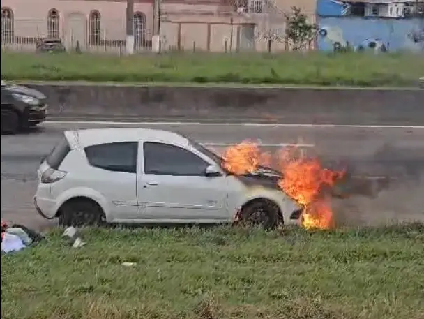 Carro pega fogo no acostamento da Via Dutra em Caçapava próximo à base da PRF