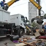 Com autorização judicial, prefeitura retira quase 20 caminhões de lixo e entulho de acumuladora