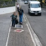 Furto de colar em São José ocorreu na região central; vítima caiu e bateu a cabeça após ação de criminosos de patinete.