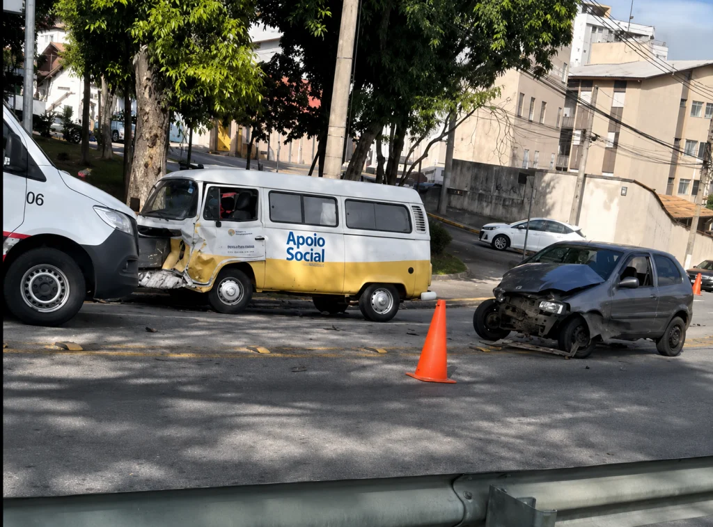 Kombi do Apoio Social da prefeitura se envolve em acidente na avenida João Marson, em São José dos Campos