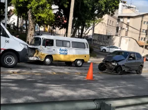 Kombi do Apoio Social da prefeitura se envolve em acidente na avenida João Marson, em São José dos Campos