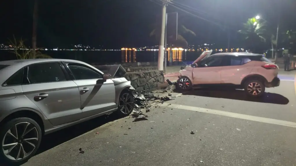 Colisão frontal entre dois carros deixa quatro feridos em São Sebastião