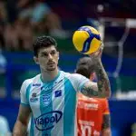 Davy Moraes comemorando um ponto com a camisa do Viapol Vôlei São José durante partida da Superliga.
