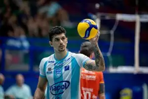 Davy Moraes comemorando um ponto com a camisa do Viapol Vôlei São José durante partida da Superliga.