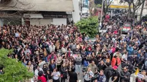 Sindicato afirma que mais de 2.800 servidores participaram da mobilização realizada nesta terça-feira.