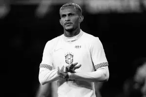 Wesley sofreu lesão muscular na coxa esquerda e foi cortado da Seleção Brasileira antes da Copa do Mundo.