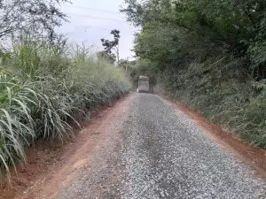 Manutenção de estradas rurais avança em Pindamonhangaba