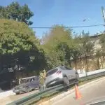 Carro ficou suspenso sobre o guard-rail após motorista perder o controle da direção
