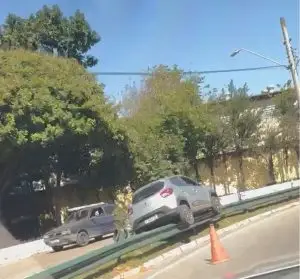 Carro ficou suspenso sobre o guard-rail após motorista perder o controle da direção