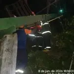 Operação de resgate em Ilhabela mobilizou Bombeiros, Defesa Civil e SAMU após acidente com bondinho residencial.