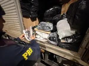 Cerca de 2,2 mil pares de calçados com indícios de falsificação foram apreendidos pela PRF